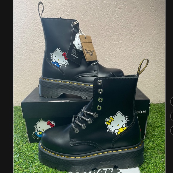 Dr. Martens Jadon’s women’s Hello Kitty Sanrio Platform boots - Picture 6 of 8